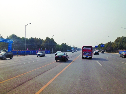 鄭開大道上隨處可見車輛駛?cè)腚p黃線超車,很危險(xiǎn)。