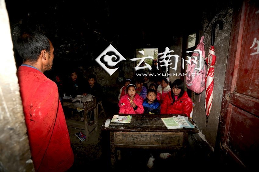 小學(xué)里只有兩個班，大點(diǎn)的孩子無法升入高年級，只得從一年級再讀起，就像復(fù)讀機(jī)。