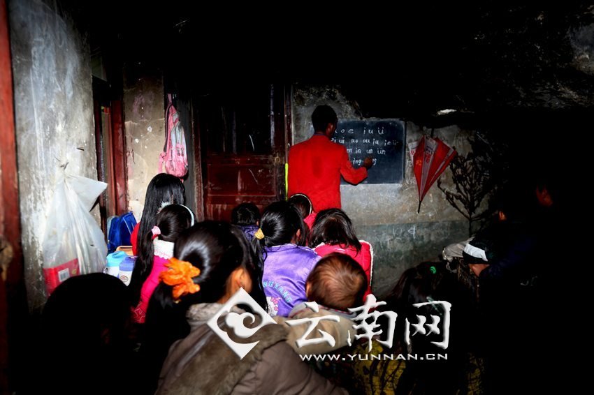 由于受到當(dāng)?shù)厝似缫?，大鍋圈的孩子們沒有外出求學(xué)的機(jī)會，只能在這樣的簡易房里學(xué)習(xí)