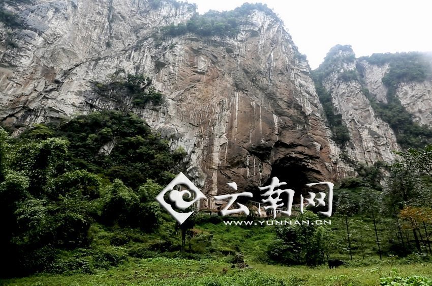 大鍋圈小學(xué)就建在這樣一個懸崖絕壁邊上。