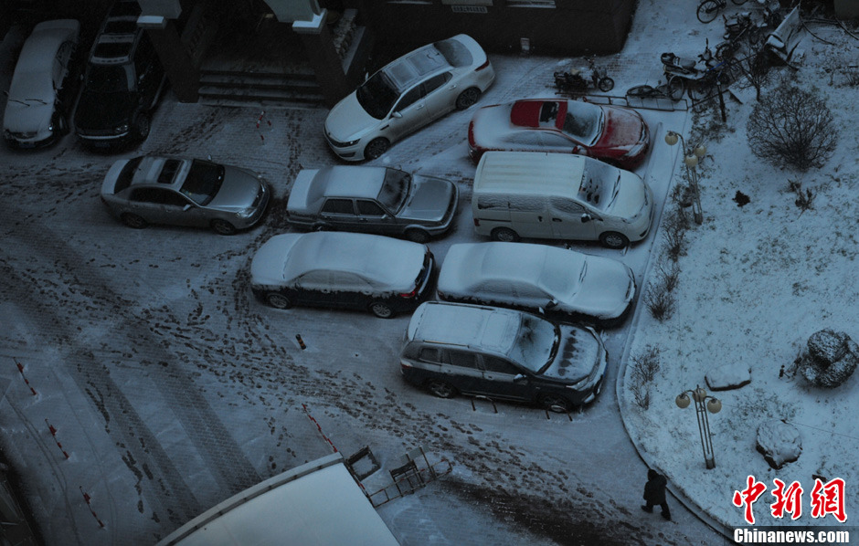 11月18日，沈陽街頭車輛被積雪覆蓋。