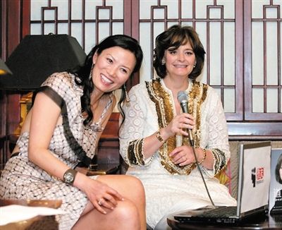 英國(guó)《每日郵報(bào)》刊發(fā)了一張鄧文迪曾幫助布萊爾夫人在中國(guó)推銷(xiāo)其自傳的圖片。