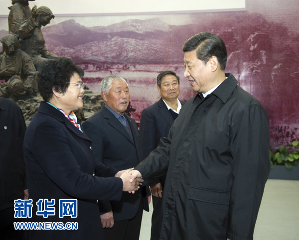 25日上午，習近平在臨沂華東革命烈士陵園參觀沂蒙精神展并會見當?shù)叵冗M模范和當年支前模范后代代表。