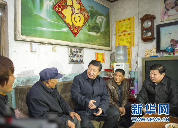 25日下午，習近平在地處沂蒙老區(qū)的臨沭縣曹莊鎮(zhèn)朱村看望83歲的“老支前”王克昌。