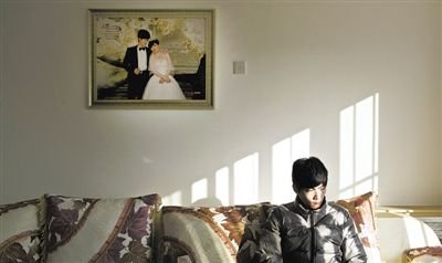 11月28日，青島膠南，丁海偉的婚房掛著與妻子的結(jié)婚照。如今妻子和未出世的孩子都已離世。新京報(bào)記者 周崗峰 攝