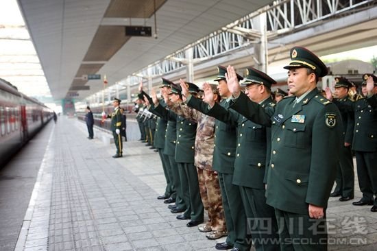 全國抗震救災(zāi)模范王凱率13集團(tuán)軍常委為退伍老兵送行。
