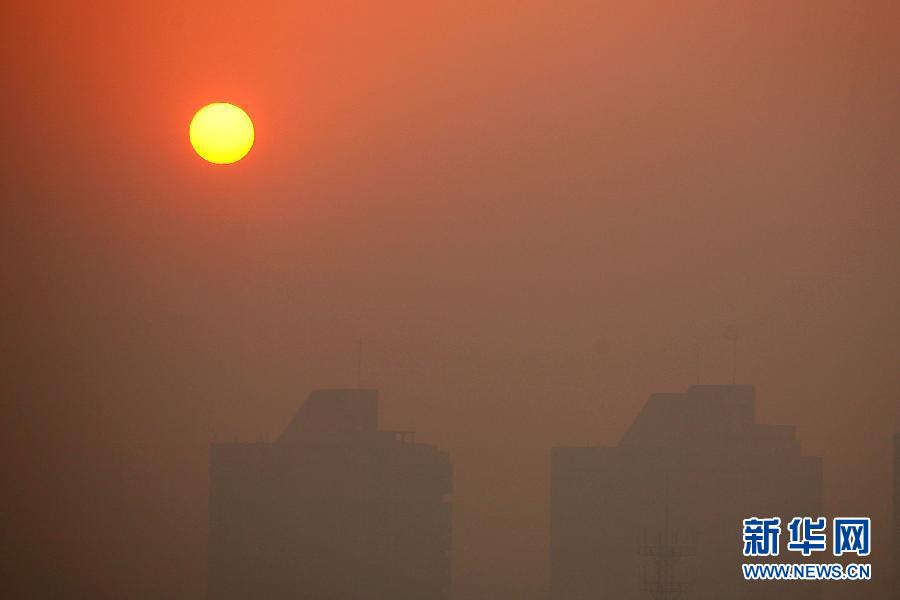 這是12月2日清晨拍攝的霧霾籠罩的江蘇省揚州市景觀。