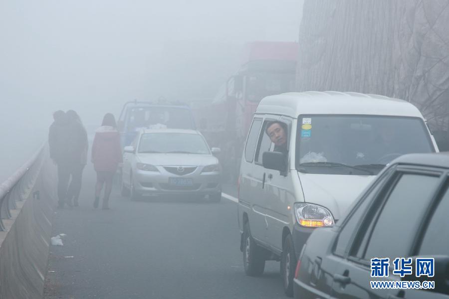 12月4日，滬陜高速揚州段大量車輛滯留。