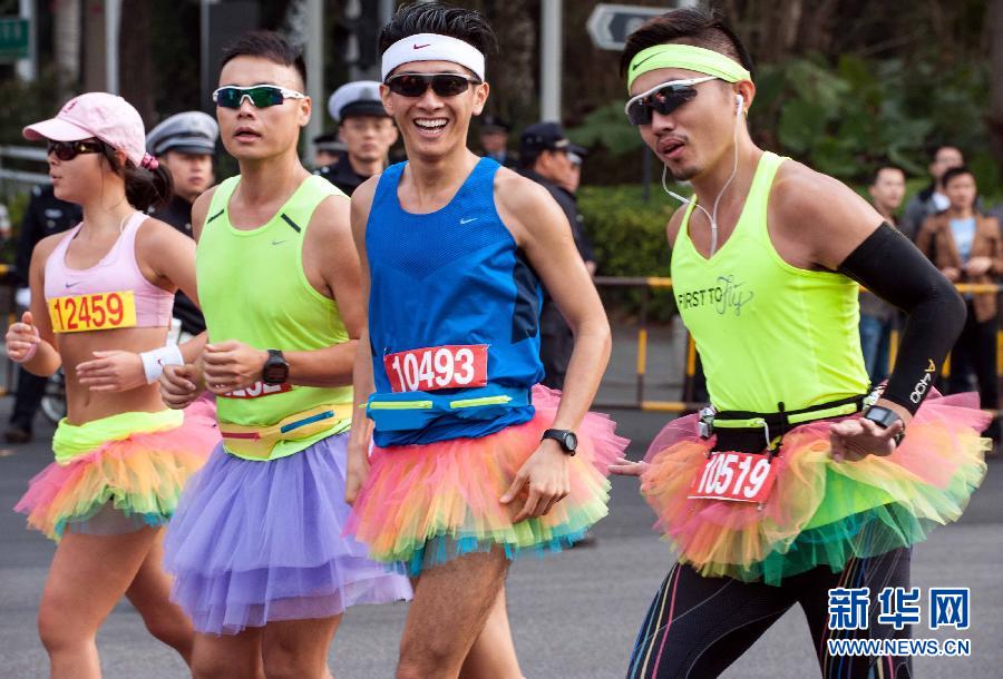 12月8日，三名男選手身著“蓬蓬裙”參加比賽。