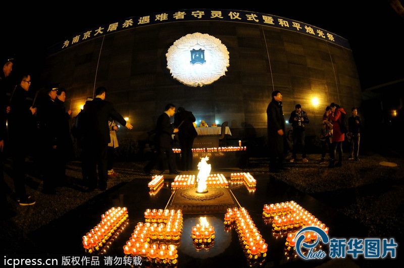“為南京大屠殺遇難者守靈儀式暨和平燭光祭”活動在侵華日軍南京大屠殺遇難同胞紀念館祭場舉行。