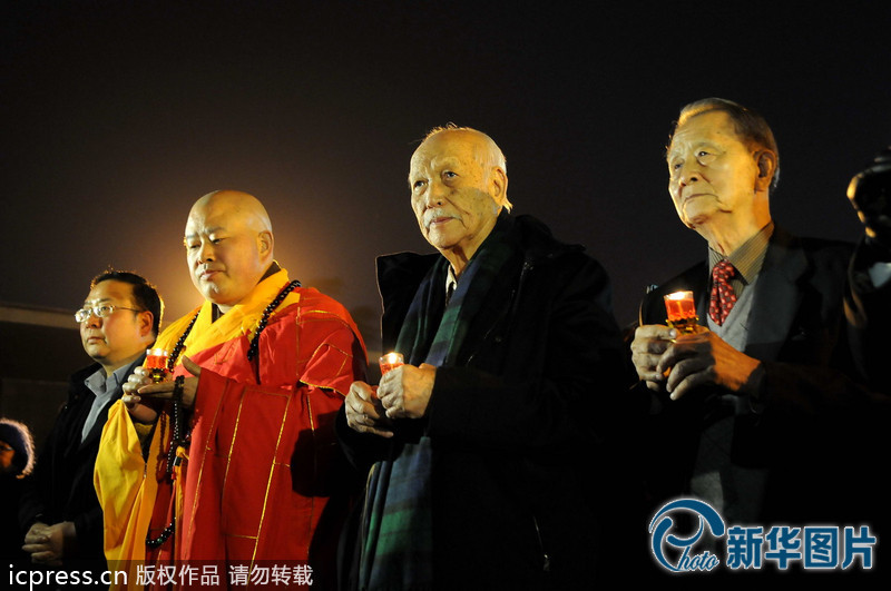 “為南京大屠殺遇難者守靈儀式暨和平燭光祭”活動在侵華日軍南京大屠殺遇難同胞紀念館祭場舉行。