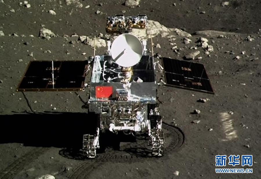 這是北京飛控中心大屏幕上顯示嫦娥三號(hào)著陸器上的相機(jī)拍攝的“玉兔”號(hào)月球車(chē)。