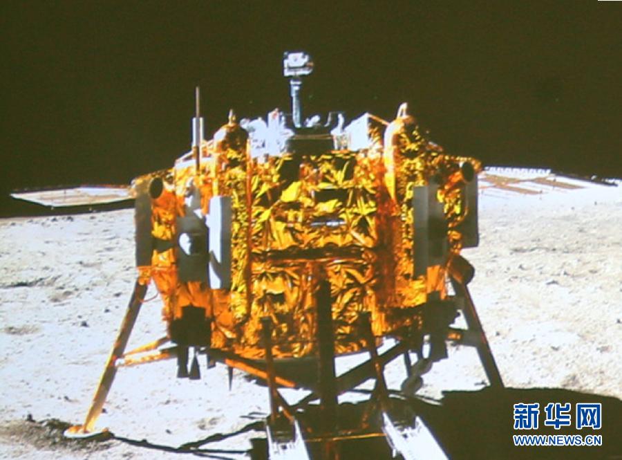 這是北京飛控中心大屏幕上顯示“玉兔”號(hào)月球車(chē)上的全景相機(jī)拍攝的嫦娥三號(hào)著陸器照片。