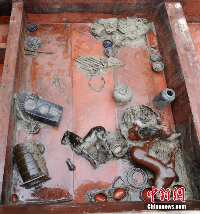 圖為出土漆器240余件，器形有耳杯、奩、幾、盤、盒、俑、馬等。