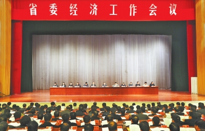 12月23日至24日，省委經濟工作會議在鄭州召開。記者郭宇攝