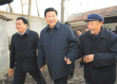 11月25日，習(xí)近平在地處沂蒙老區(qū)的臨沭縣曹莊鎮(zhèn)朱村，親切地拉著83歲的“老支前”王克昌的手。