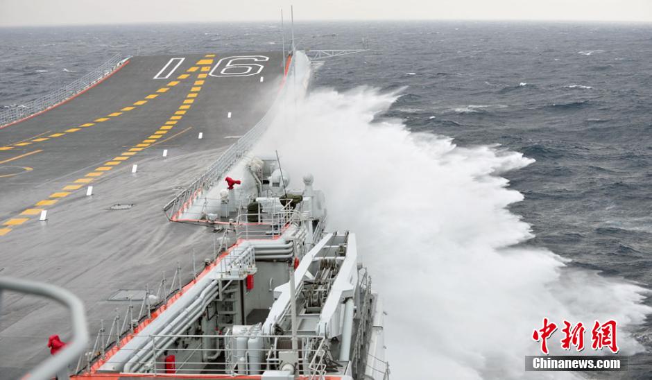 圖為遼寧艦利用南海海域自然條件進(jìn)行大風(fēng)浪航行試驗。中新社發(fā) 胡鍇冰 攝