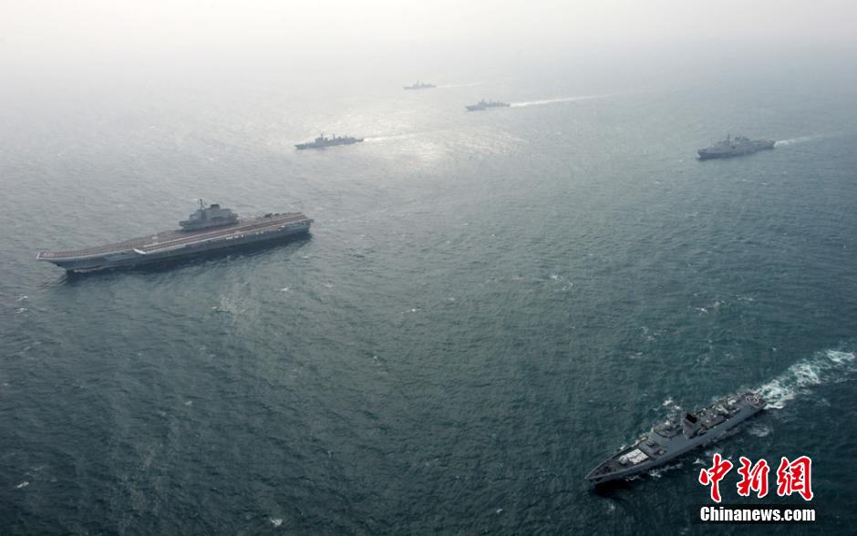 圖為遼寧艦與水面艦艇進(jìn)行協(xié)同訓(xùn)練。中新社發(fā) 胡鍇冰 攝