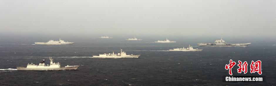 圖為遼寧艦與水面艦艇進(jìn)行協(xié)同訓(xùn)練。中新社發(fā) 李靖 攝