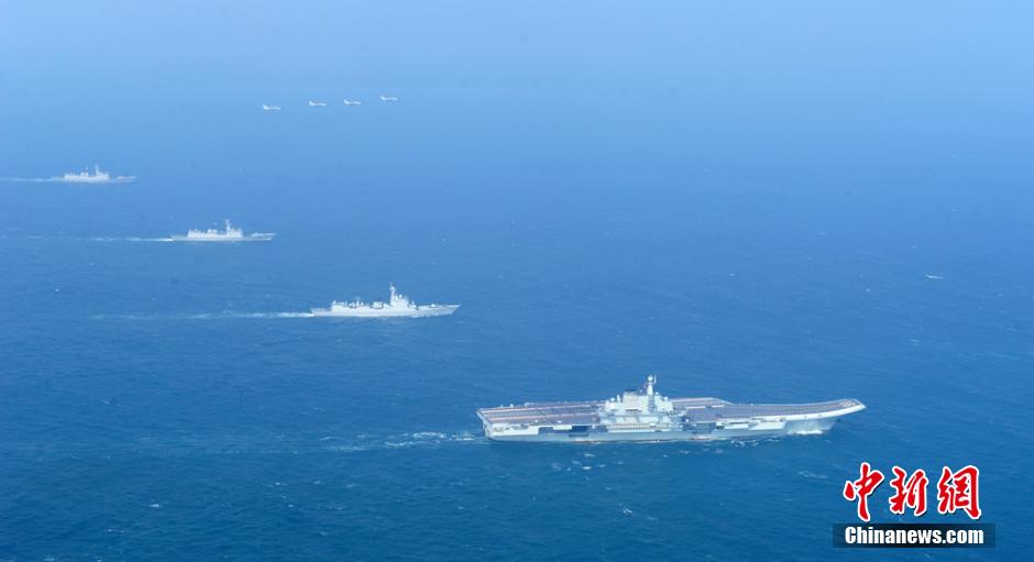 圖為遼寧艦與水面艦艇、飛機(jī)進(jìn)行協(xié)同訓(xùn)練。中新社發(fā) 胡鍇冰 攝