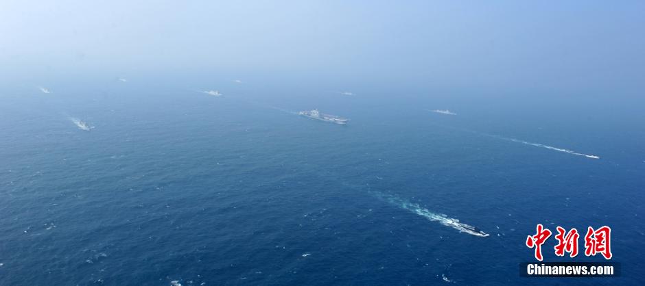 圖為遼寧艦與水面艦艇進(jìn)行協(xié)同訓(xùn)練。中新社發(fā) 李靖 攝