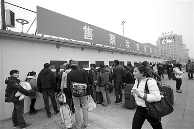 1月6日，北京站搭建完畢的臨時售票處已經(jīng)投入使用。今年春運(yùn)期間，北京鐵路局共開設(shè)售票窗口3421個，同比增加150個。新京報記者