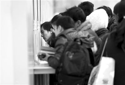 1月6日，旅客在北京站臨時售票處排隊購票。新京報記者