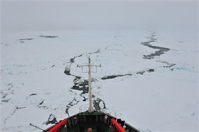 7日17時(shí)50分許，“雪龍”號(hào)船頭冰面裂開一條水道，“雪龍”號(hào)趁機(jī)迅速穿過。
