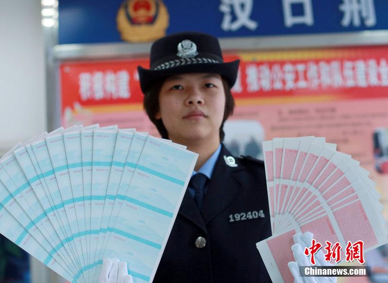 武漢鐵路公安局辦案民警展示空白假火車(chē)票。