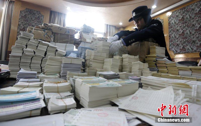 湖北省武漢市，民警清點(diǎn)大量非法制作的成品，半成品假票和制假工具。