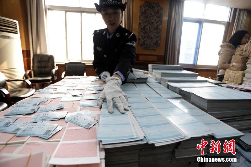 湖北省武漢市，民警清點(diǎn)大量非法制作的成品，半成品假票和制假工具。