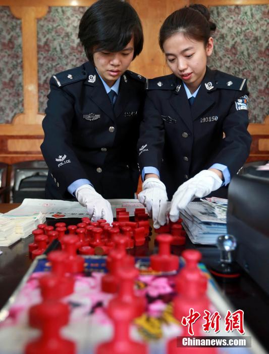 圖為清點(diǎn)查獲大量假火車(chē)票和制販工具。