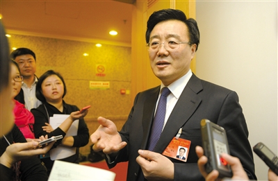 昨日，在十四屆人大二次會(huì)議順義代表團(tuán)全團(tuán)審議后，北京市人大代表、北京市常務(wù)副市長(zhǎng)李士祥接受記者提問(wèn)。新京報(bào)記者 浦峰 攝