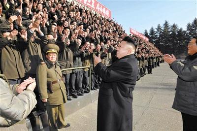 朝中社1月15日發(fā)布的圖片顯示，朝鮮最高領(lǐng)導(dǎo)人金正恩視察位于平安南道的國(guó)家科學(xué)院，與科研人員會(huì)面。