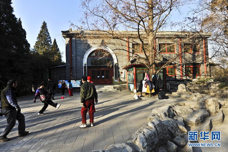 1月15日，市民在北京北海公園內(nèi)的上林苑飯莊門前晨練。