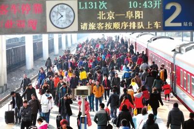 昨天，由北京開出的列車途經(jīng)安徽亳州火車站，大量旅客回到家鄉(xiāng)