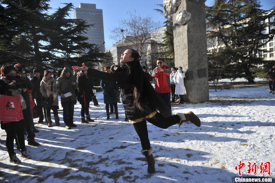 圖為來(lái)自東北的表演系考生雪地秀才藝。