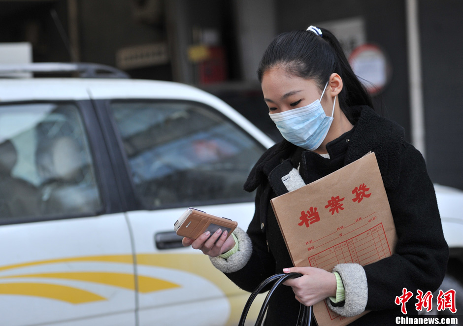圖為表演系考生走出考場(chǎng)。