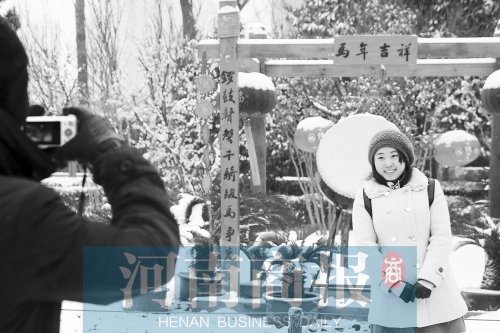 紫荊山公園里布置喜慶，引來不少游客合影留念。記者 楊東華/攝