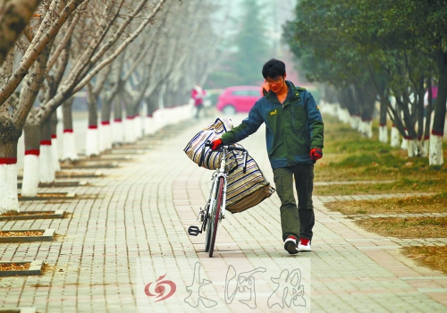 走在校園的小路上，帥氣的單車(chē)是我同伴，鼓鼓的行囊盛不下父母深深的惦念。