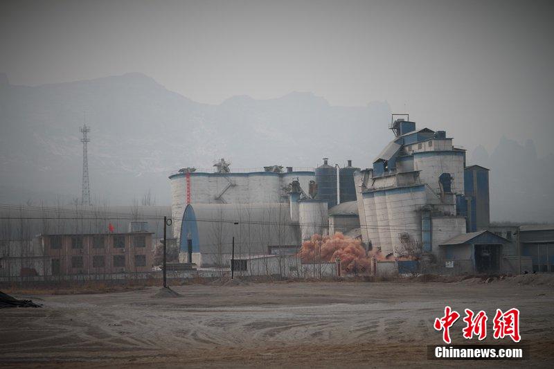 　2014年2月17日，石家莊市再次啟動(dòng)壓減水泥過(guò)剩產(chǎn)能、治理大氣污染水泥企業(yè)集中爆破拆除行動(dòng)。