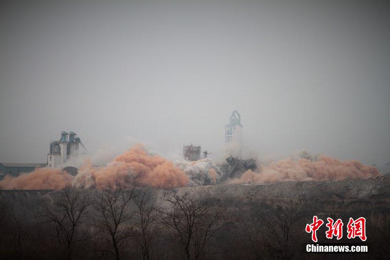 　2014年2月17日，石家莊市再次啟動(dòng)壓減水泥過(guò)剩產(chǎn)能、治理大氣污染水泥企業(yè)集中爆破拆除行動(dòng)。