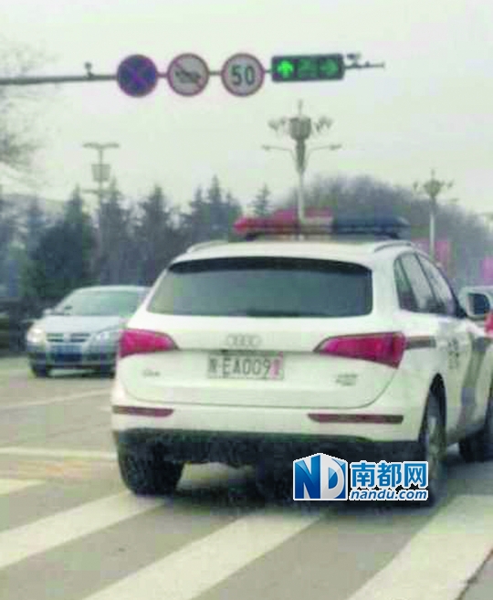 渭南市中院配備的奧迪Q 5警車在路上行駛。圖片來源：新浪微博