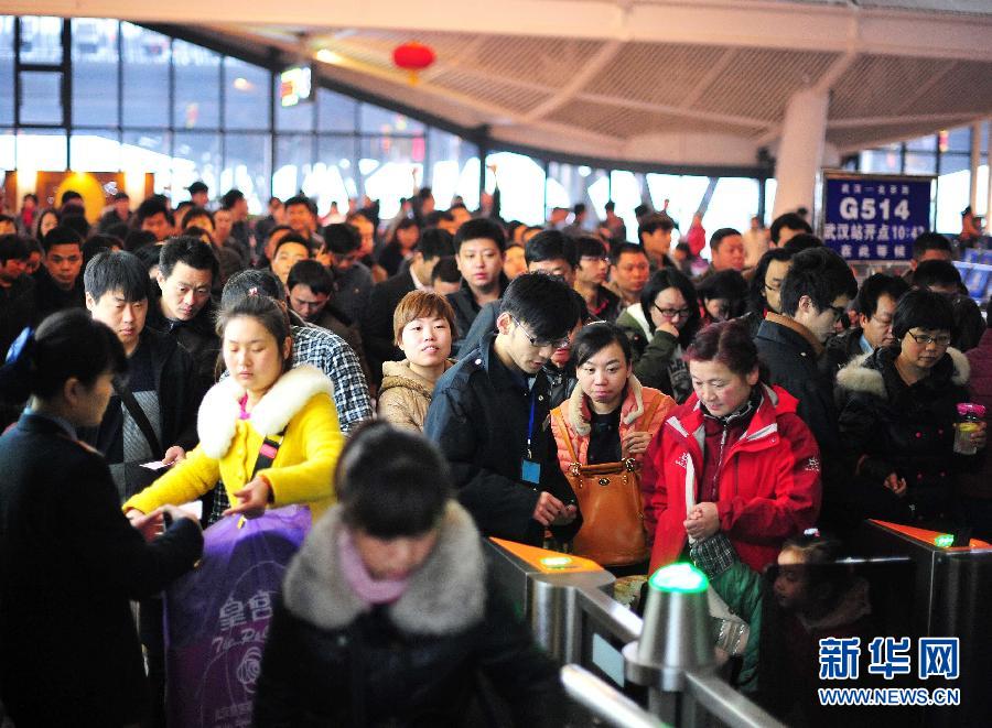 2月24日，在武漢火車站，乘客在檢票進站。