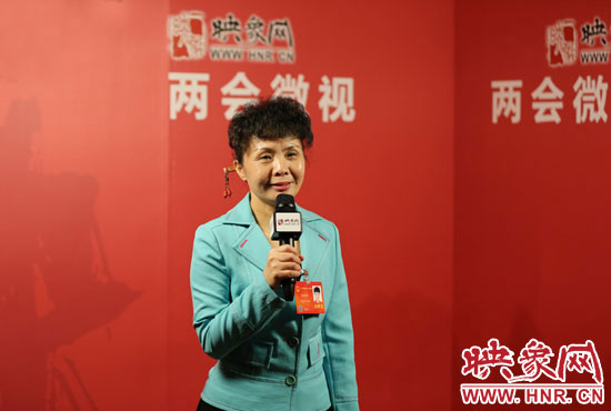 在映象網(wǎng)全國兩會北京演播室，全國人大代表、河南理工大學(xué)音樂學(xué)院副院長游吟歌做客《兩會微視》訪談.