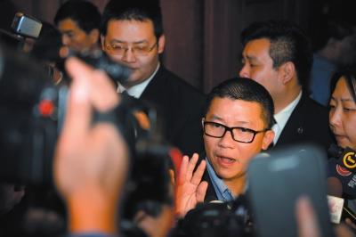 3月10日23時許，與馬航失聯航班部分乘客家屬乘坐同一航班的乘客在北京首都機場辦理值機手續(xù)。新華社
