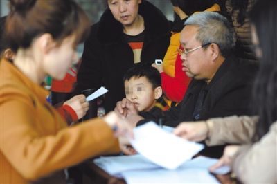 昨日，家長(zhǎng)為服用藥品的幼兒登記參加體檢。西安兩所幼兒園長(zhǎng)期給園內(nèi)幼兒集體服用“病毒靈”。