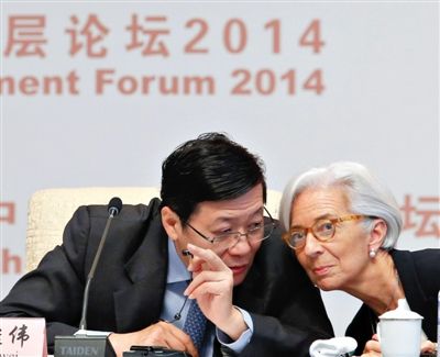 “中國發(fā)展高層論壇2014開幕式”上，國際貨幣基金組織總裁拉加德與中國財政部部長樓繼偉（左）討論。