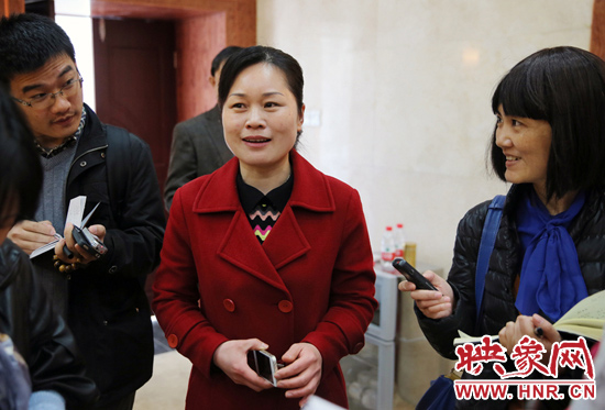 董亞娜是焦裕祿紀念館副館長，她兩次給習近平講解，贊總書記看得仔細，聽得認真。3月20日，記者在蘭考采