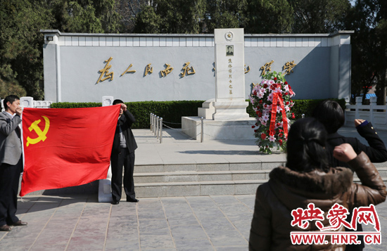 在焦裕祿紀念園，來自河南的黨員干部在焦陵前宣誓。